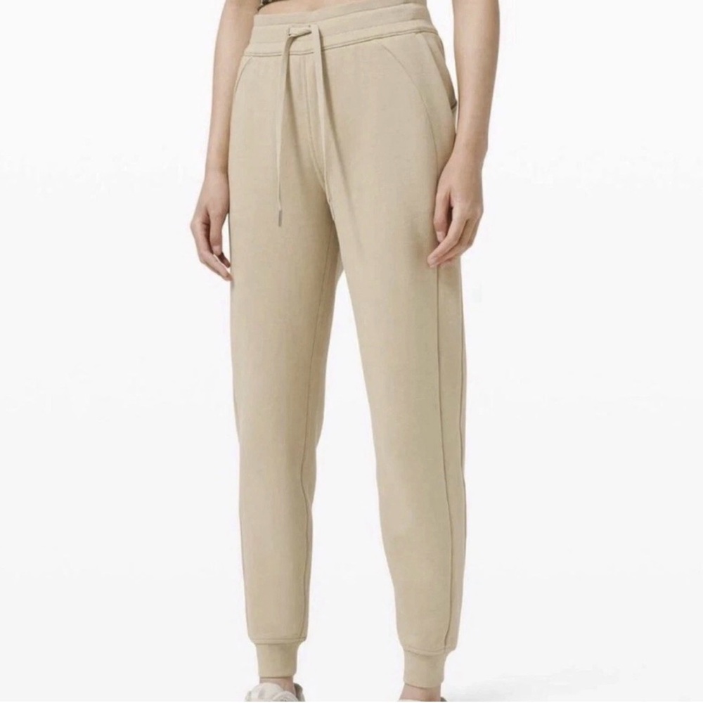 Lululemon Scuba High-Rise Jogger Full Length Size 4 in Trench Beige Fleece Lined